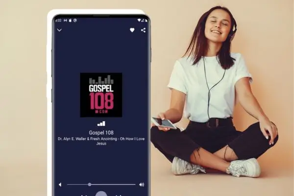 mulher com fone de ouvido mostrando um aplicativo de música gospel